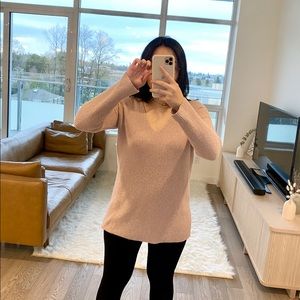 Wilfred fuzzy light pink sweater